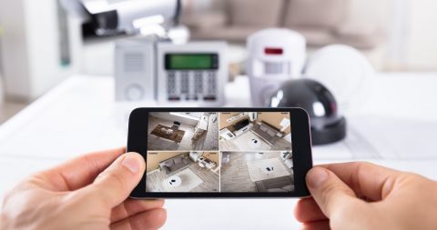 controllo telecamere antifurto casa con smartphone