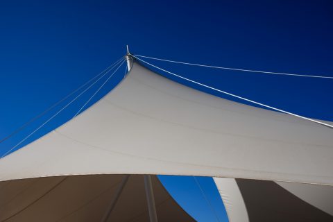 tende da sole contro il vento forte